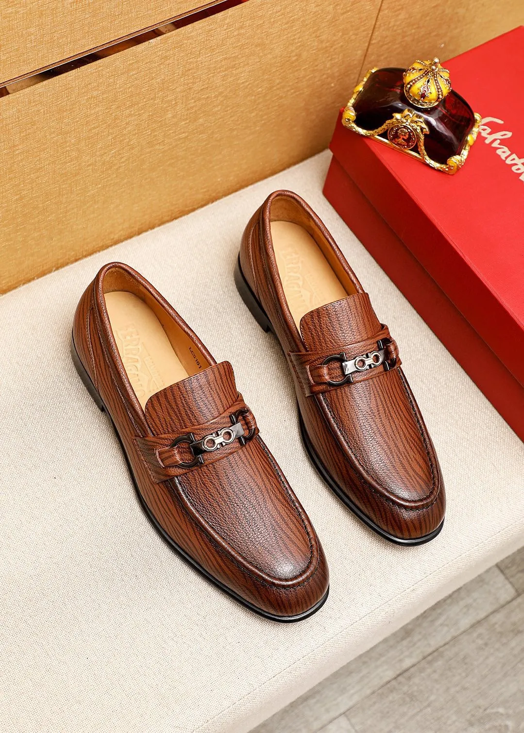 Men's shoes 💰462 💐 Product trademark: Ferragamo "Ferragamo" casual leather shoes Regular size: 38-44 (45.46.47🉑️Customized) Product materials: Selected imported calfskin upper + classic hardware buckle, imported water-dyed cow leather lining. Strong three-dimensional visual effect, original outsole color: 1⃣️color optional